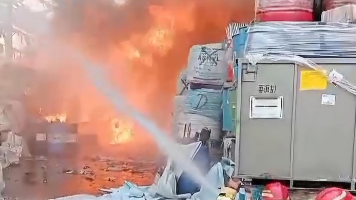 Kebakaran pabrik pengolahan limbah di kawasan Jonggol, Bogor Jawa Barat.