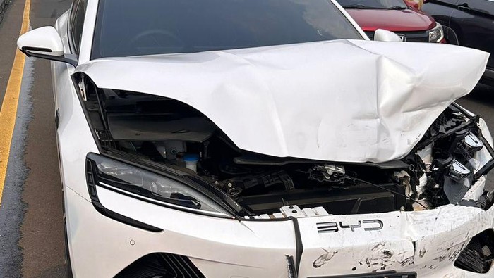 Kecelakaan beruntun melibatkan mobil BYD Seal, Volkswagen Scirocco, dan Toyota Camry di Tol Serpong, Kamis (14/11/2024).
