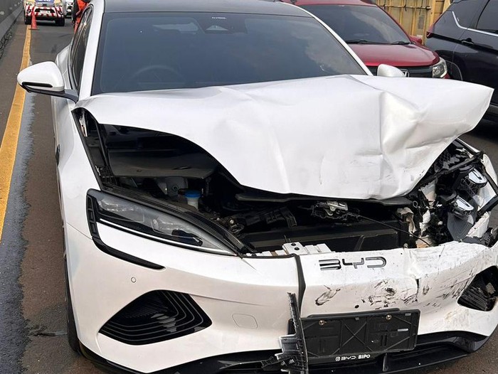 Kecelakaan beruntun melibatkan mobil BYD Seal, Volkswagen Scirocco, dan Toyota Camry di Tol Serpong, Kamis (14/11/2024).
