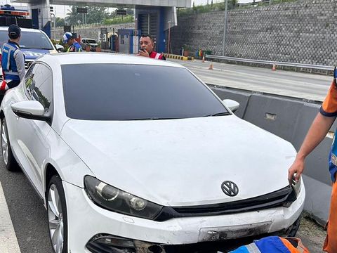 Kecelakaan beruntun melibatkan mobil BYD Seal, Volkswagen Scirocco, dan Toyota Camry di Tol Serpong, Kamis (14/11/2024).