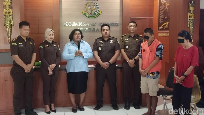 Kejari Jembrana saat melaksanakan keadilan restoratif atau restorative justice (RJ), kepada dua tersangka pencurian di kantor Kejari Jembrana, Kamis (14/11/2024).