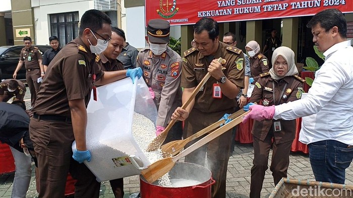 Kejari Tulungagung memusnahkan ribuan barang bukti (BB) berbagai kasus tindak pidana umum