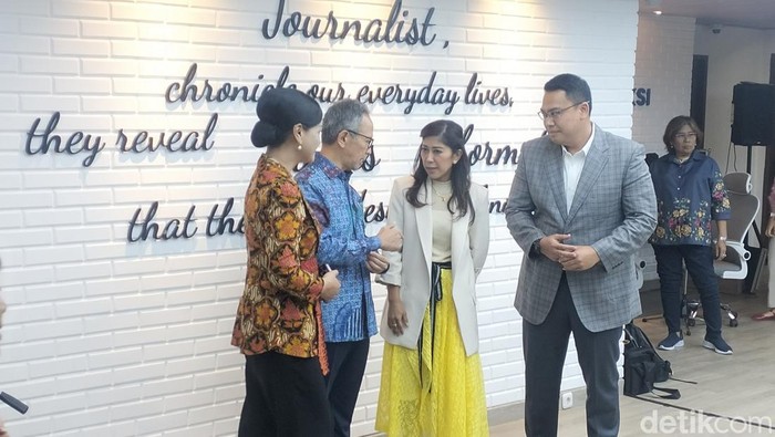 Ketua Dewan Komisioner OJK Mahendra Siregar bertemu Menkomdigi Meutya Hafid