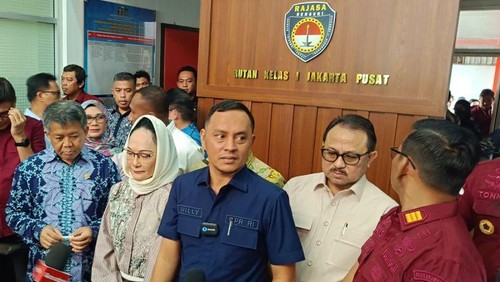 Ketua Komisi XIII DPR Willy Aditya (tengah) menjawab pertanyaan wartawan usai sidak di Rutan Kelas I Salemba, Jakarta, Kamis (14/11/2024).