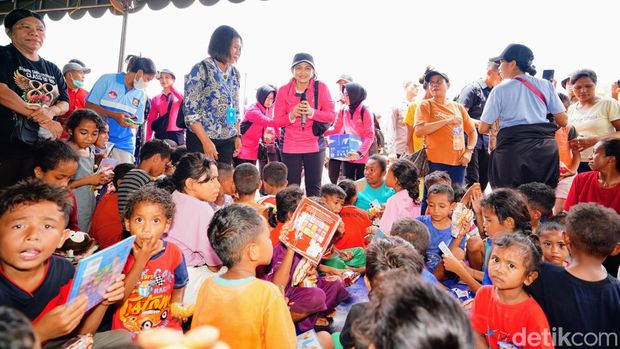 Ketum Bhayangkari Tinjau Posko Pengungsi Erupsi Gunung Lewotobi