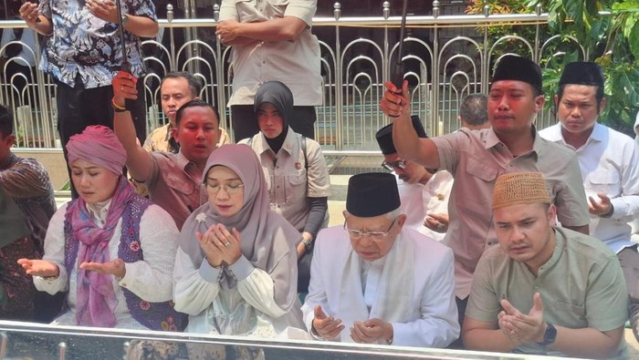 Kiai Maruf Amin dan Luluk berziarah di Makam Sunan Ampel Surabaya