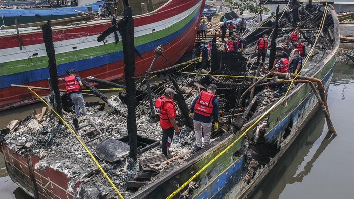 Foto udara petugas Inafis Polda Jateng mengumpulkan barang bukti dari kapal yang terbakar di Panjang Wetan, Kota Pekalongan, Jawa Tengah, Rabu  (13/11/2024). Petugas Inafis Polda Jateng dan Polres Pekalongan Kota masih mengumpulkan barang bukti bagian-bagian penyebab kebakaran 11 kapal untuk kemudian dilakukan uji laboratoium forensik. ANTARA FOTO/Harviyan Perdana Putra/YU