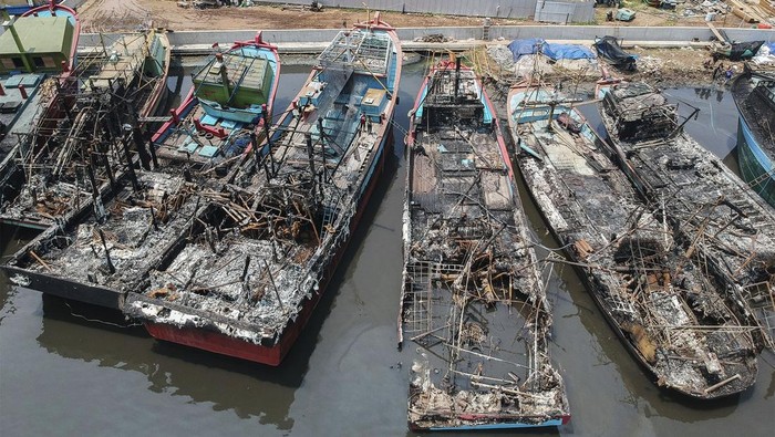 Foto udara petugas Inafis Polda Jateng mengumpulkan barang bukti dari kapal yang terbakar di Panjang Wetan, Kota Pekalongan, Jawa Tengah, Rabu  (13/11/2024). Petugas Inafis Polda Jateng dan Polres Pekalongan Kota masih mengumpulkan barang bukti bagian-bagian penyebab kebakaran 11 kapal untuk kemudian dilakukan uji laboratoium forensik. ANTARA FOTO/Harviyan Perdana Putra/YU