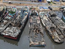 Kondisi Belasan Kapal Nelayan Usai Terbakar Hebat di Pekalongan