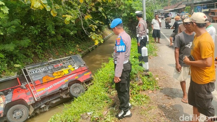 Kondisi pikap yang kecelakaan tunggal nyungsep ke sungai di Galur, Kulon Progo, Kamis (14/11/2024).