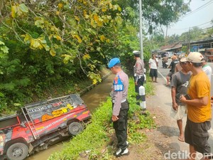Byurr! Mobil Pikap Oleng-Nyungsep ke Sungai Kulon Progo