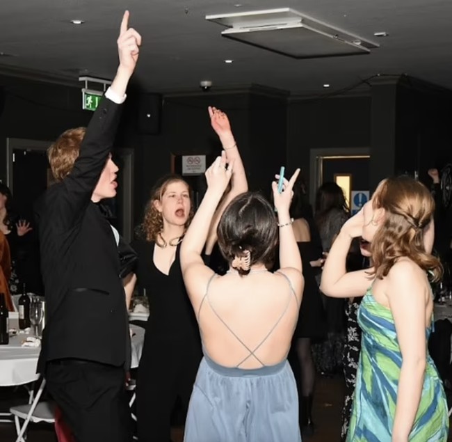 Dalam beberapa kesempatan, Lady Louise dan Felix terlihat bersama di acara-acara kampus, salah satunya saat penggalangan dana untuk organisasi teater. Foto: dok. Facebook, Twitter