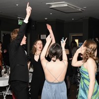 Dalam beberapa kesempatan, Lady Louise dan Felix terlihat bersama di acara-acara kampus, salah satunya saat penggalangan dana untuk organisasi teater. Foto: dok. Facebook, Twitter