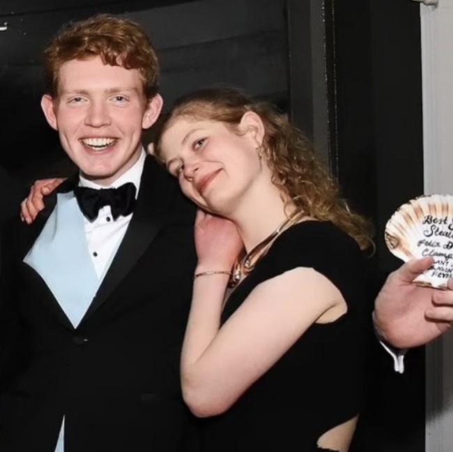 Dalam foto-foto yang beredar, pasangan muda ini tampak mesra; Lady Louise terlihat menyandarkan kepalanya di pundak Felix sambil merangkulnya. Foto: dok. Facebook, Twitter