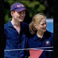 Lady Louise Windsor, cucu termuda Ratu Elizabeth kini menginjak usia 21 tahun. Dia pun sudah berani menunjukkan kedekatannya dengan seorang pria. Foto: dok. Facebook, Twitter