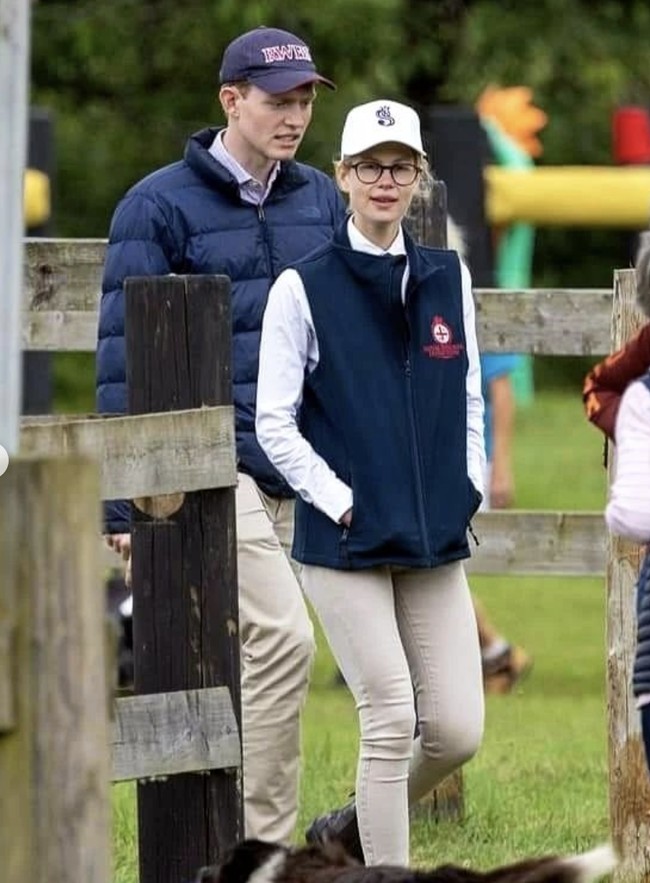 Perkenalan mereka diawali saat keduanya terlibat dalam pementasan teater kampus berjudul Dragon Fever, sebuah drama yang menggabungkan elemen misteri dan petualangan fantasi. Sejak itulah, hubungan mereka terlihat semakin dekat. Foto: dok. Instagram