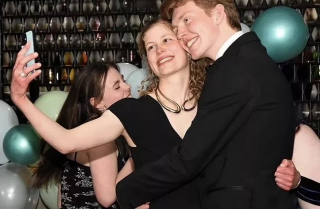 Seperti dilaporkan dari berbagai sumber, Lady Louise kini tengah berpacaran dengan pria biasa bernama Felix Da-Silva Clamp. Kisah cinta mereka bersemi di kampus, yang sama-sama menempuh pendidikan di University of St. Andrews di Skotlandia. Foto: dok. Facebook, Twitter