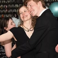 Seperti dilaporkan dari berbagai sumber, Lady Louise kini tengah berpacaran dengan pria biasa bernama Felix Da-Silva Clamp. Kisah cinta mereka bersemi di kampus, yang sama-sama menempuh pendidikan di University of St. Andrews di Skotlandia. Foto: dok. Facebook, Twitter