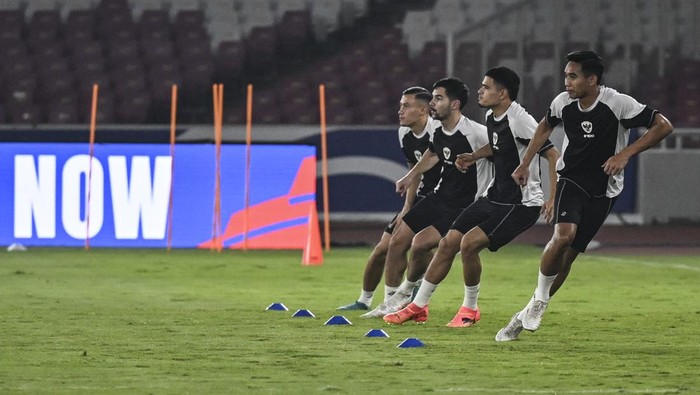 Sejumlah pesepak bola Timnas Indonesia melakukan pemanasan saat menjalani sesi latihan resmi di Stadion Utama Gelora Bung Karno, Senayan, Jakarta, Kamis (14/11/2024). Latihan resmi tersebut merupakan persiapan Timnas Indonesia melawan Timnas Jepang dalam laga Grup C Babak Ketiga Kualifikasi Piala Dunia 2026 pada Jumat (15/11). ANTARA FOTO/Aprillio Akbar/rwa.