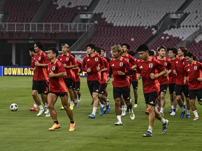 Pesepak bola Timnas Jepang berlari saat menjalani sesi latihan resmi di Stadion Utama Gelora Bung Karno, Senayan, Jakarta, Kamis (14/11/2024). Latihan resmi tersebut merupakan persiapan Timnas Jepang yang bertanding melawan Timnas Indonesia dalam laga Grup C Babak Ketiga Kualifikasi Piala Dunia 2026 pada Jumat (15/11). ANTARA FOTO/Aprillio Akbar/tom.