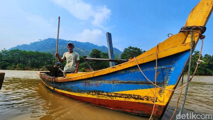 Maman, pencari pasir di Sungai Cimandiri, Sukabumi.