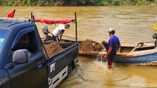 Maman, pencari pasir di Sungai Cimandiri, Sukabumi.
