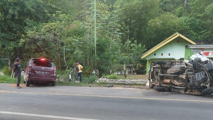 Kecelakaan maut terjadi di Jalan Poros Maros-Bone, Kabupaten Maros, Sulawesi Selatan (Sulsel) yang melibatkan minibus dan mobil pikap.