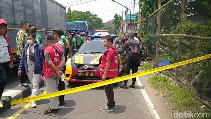 Polisi lakukan olah TKP di lokasi penemuan mayat pria tanpa identitas di Ring Road Utara, Mlati, Sleman, Kamis (14/11/2024).