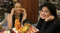 Saat ulang tahun Februari lalu, Medina mendapat kejutan manis dari sahabatnya, Enzy Storia. Tampak ada cake cokelat sampai mie goreng panjang umur memeriahkan suasana. Foto: Instagram medinadinaaa
