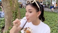 Medina mengaku sebagai seorang foodies yang doyan makan. Ia membuat video reels yang menunjukkan berbagai posenya saat menyantap makanan enak. Foto: Instagram medinadinaaa