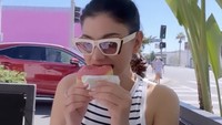 Tertangkap juga momen Medina menikmati makanan enak sambil liburan. Salah satunya donat cantik warna pink yang sukses bikin ngiler! Foto: Instagram medinadinaaa