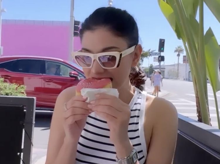 Medina Dina, Teman Dekat Gading Marten yang Hobi Ngemil Donat dan Chicken Wings