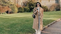 Kalau ini pose keren Medina saat di Inggris. Ia yang mengenakan coat warna cokelat muda ini bergaya sambil menenteng segelas minuman hangat. Foto: Instagram medinadinaaa