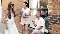 Tahun 2022, Medina membagikan potret liburan ke London bersama aktris Andi Annisa Iasyah dan Gading Marten. Mereka kompak pose sambil memegang es kopi susu. Foto: Instagram medinadinaaa