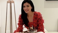 Perayaan ulang tahun Medina tahun 2021 juga meriah dengan suguhan cake dan dessert cokelat. Ia pun berpose cantik di depannya. Foto: Instagram medinadinaaa