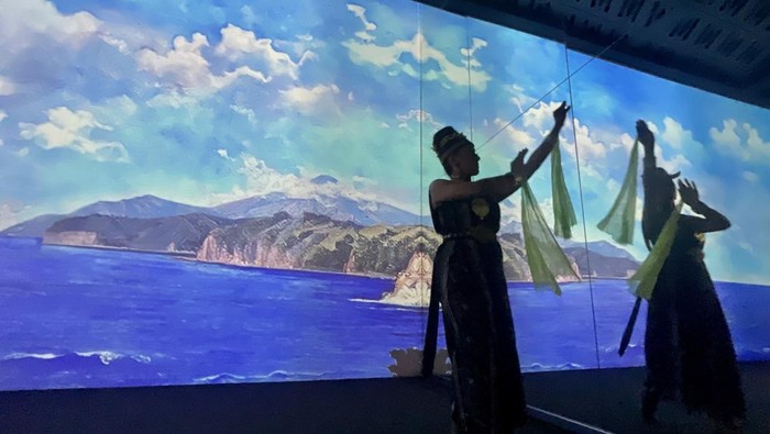 Pengunjung menyaksikan lukisan karya Basoeki Abdullah dalam pameran lukisan dengan format digital bertajuk Indonesia Dalam Sketsa: Basoeki Abdullah di Galeri Indonesia Kaya, Jakarta, Rabu (13/11/2024). Pameran berformat digital itu menampilkan 14 karya dari maestro lukis Indonesia Basoeki Abdullah yang memberikan pengalaman virtual melalui sajian immersive dan interaktif yang pertama di Indonesia, berlangsung pada  13 November 2024-April 2025. ANTARA FOTO/Indrianto Eko Suwarso/Spt.
