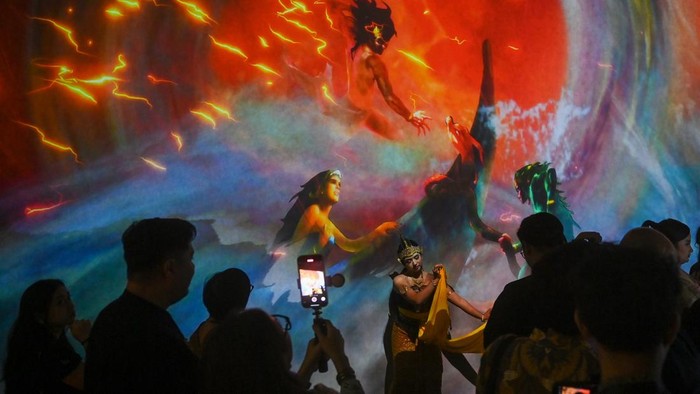 Pengunjung menyaksikan lukisan karya Basoeki Abdullah dalam pameran lukisan dengan format digital bertajuk Indonesia Dalam Sketsa: Basoeki Abdullah di Galeri Indonesia Kaya, Jakarta, Rabu (13/11/2024). Pameran berformat digital itu menampilkan 14 karya dari maestro lukis Indonesia Basoeki Abdullah yang memberikan pengalaman virtual melalui sajian immersive dan interaktif yang pertama di Indonesia, berlangsung pada  13 November 2024-April 2025. ANTARA FOTO/Indrianto Eko Suwarso/Spt.
