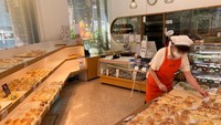 Semua roti pun tersusun rapi pada etalase seperti ini. Selain roti anpan, bakery ini juga menawarkan beberapa jenis roti lainnya. Foto: soranews24.com / Krista Rogers