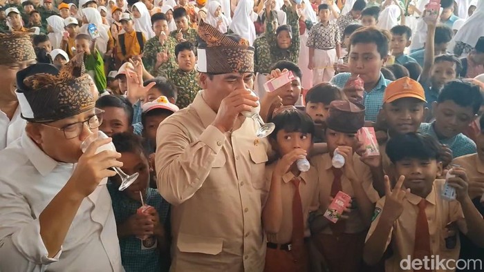 Mentan minum susu bareng 10 ribu pelajar di Pasuruan