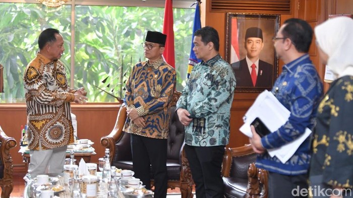 Menteri Desa, Pembangunan Daerah Tertinggal (Mendes PDT) Yandri Susanto bersama Wamendes PDT Ahmad Riza Patria bertemu dengan Menteri Dalam Negeri (Mendagri) Tito Karnavian di Kantor Kemendagri, Jakarta (dok istimewa)