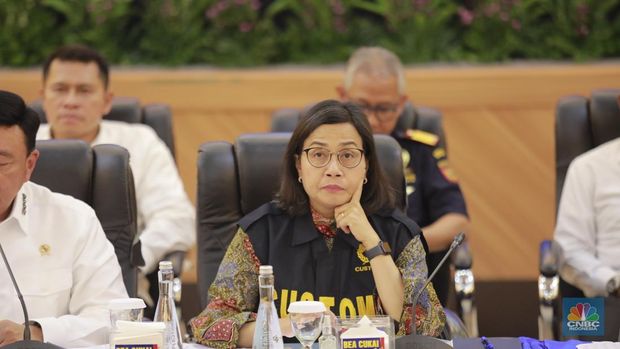 Menteri Keuangan Sri Mulyani Indrawati, dalam Konferensi Pers Hasil Penindakan Desk Pencegahan dan Pemberantasan Penyelundupan di Bidang Kepabeanan dan Cukai Dalam Mendukung Program Asta Cita Presiden Republik Indonesia di Kantor Pusat Direktorat Jenderal Bea Cukai (DJBC) Kemenkeu, Jakarta, Kamis (14/11/2024). (CNBC Indonesia/Muhammad Sabki)