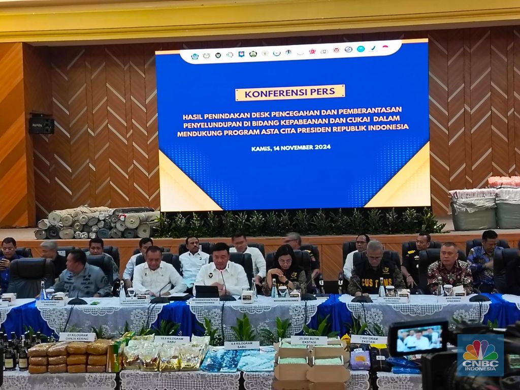 Menteri Koordinator Bidang Politik dan Keamanan Budi Gunawan, Menteri Keuangan Sri Mulyani Indrawati dan Menteri Perhubungan Dudy Purwagandhi serta sederet pejabat terkait di Kantor Pusat Direktorat Jenderal Bea Cukai (DJBC) Kemenkeu, Jakarta, Kamis (14/11/2024). (CNBC Indonesia/Rosseno Aji)