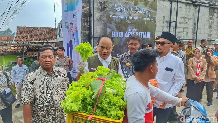 Menteri Koperasi (Menkop) Budi Arie Setiadi saat mengunjungi pesantren Al Ittifaq, Kampung Ciburial, Desa Alamendah, Kecamatan Rancabali.