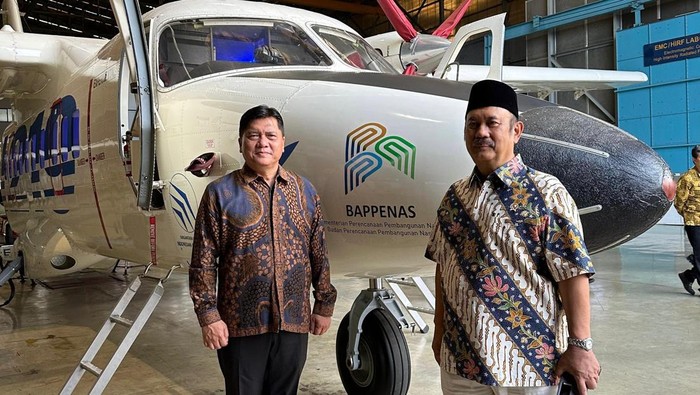 Menteri PPN/Kepala Bappenas Rachmat Pambudy dan Direktur Utama PTDI Gita Amperiawan