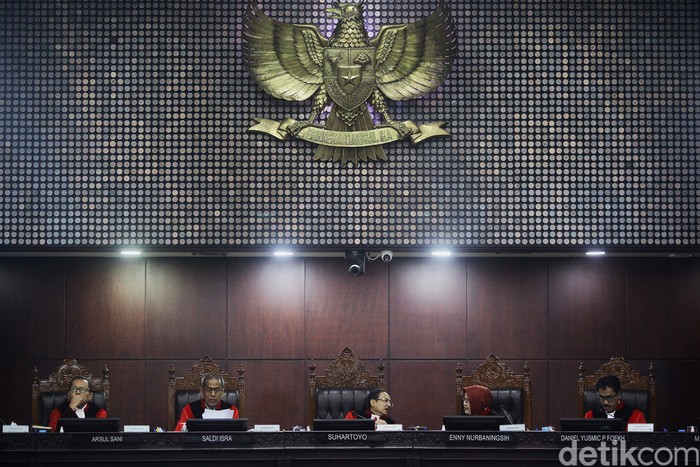 Para pemohon mendengarkan putusan yang diucapkan 9 hakim konstitusi di gedung MK, Jakarta, Kamis (14/11/2024). MK membacakan 13 putusan salah satunya terkait kotak kosong Pilkada serentak.