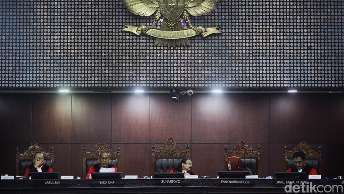 Para pemohon mendengarkan putusan yang diucapkan 9 hakim konstitusi di gedung MK, Jakarta, Kamis (14/11/2024). MK membacakan 13 putusan salah satunya terkait kotak kosong Pilkada serentak.