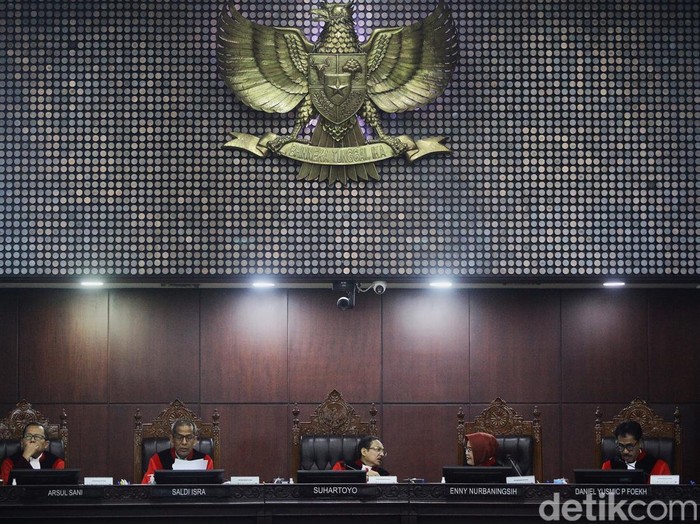 Para pemohon mendengarkan putusan yang diucapkan 9 hakim konstitusi di gedung MK, Jakarta, Kamis (14/11/2024). MK membacakan 13 putusan salah satunya terkait kotak kosong Pilkada serentak.
