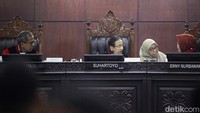 Menurut MK, pilkada ulang dari pemaknaan frasa pemilihan berikutnya dan tahun berikutnya ialah dilakukan paling lama satu tahun sejak pemungutan suara 27 November 2024.