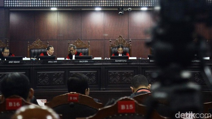 Para pemohon mendengarkan putusan yang diucapkan 9 hakim konstitusi di gedung MK, Jakarta, Kamis (14/11/2024). MK membacakan 13 putusan salah satunya terkait kotak kosong Pilkada serentak.