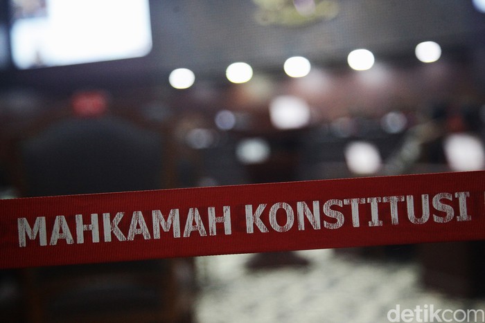 Para pemohon mendengarkan putusan yang diucapkan 9 hakim konstitusi di gedung MK, Jakarta, Kamis (14/11/2024). MK membacakan 13 putusan salah satunya terkait kotak kosong Pilkada serentak.